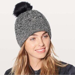 Lululemon Wool Be Toasty Toque Bennie Hat Knit Cozy Logo Sweater Black Soft Grey